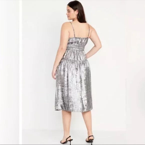 Elegant Silver Midi Dress - Picture 4 of 8
